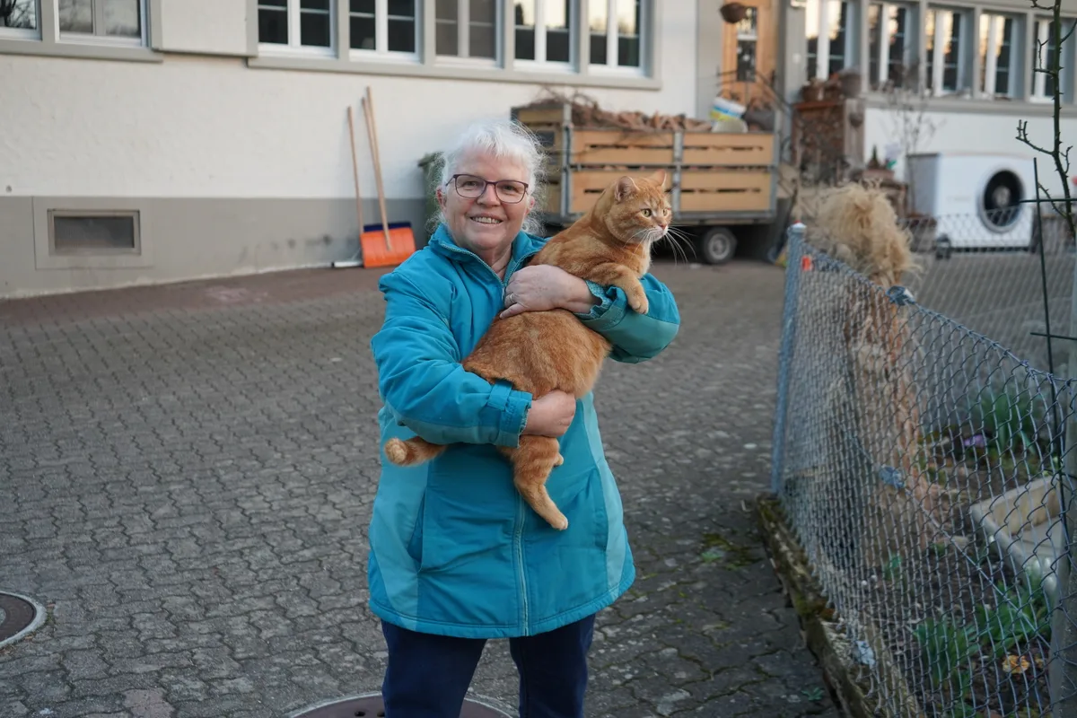 Johanna Roost mit Kater Emil.